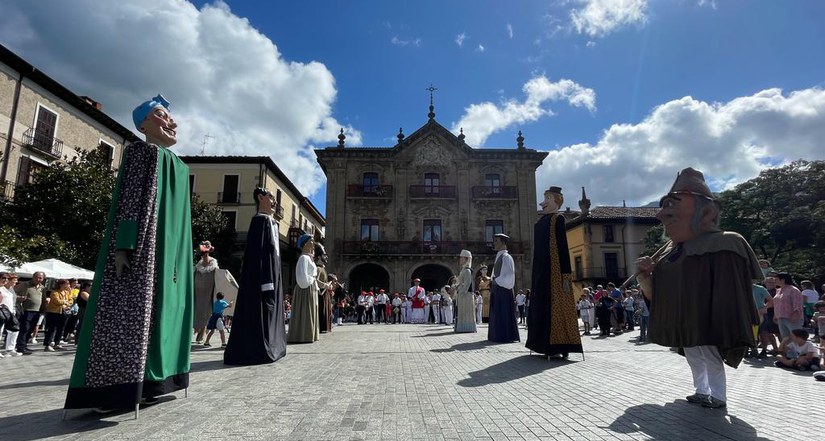 Pasacalles de comparsas con gigantes