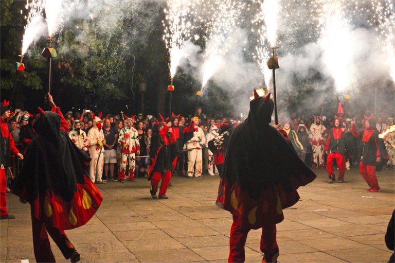 Espectáculo pirotécnico itinerante Deabruak gara-Soms diables