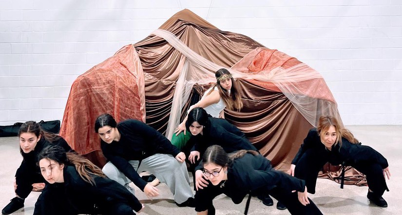 “Materia: izena duen guztia da”