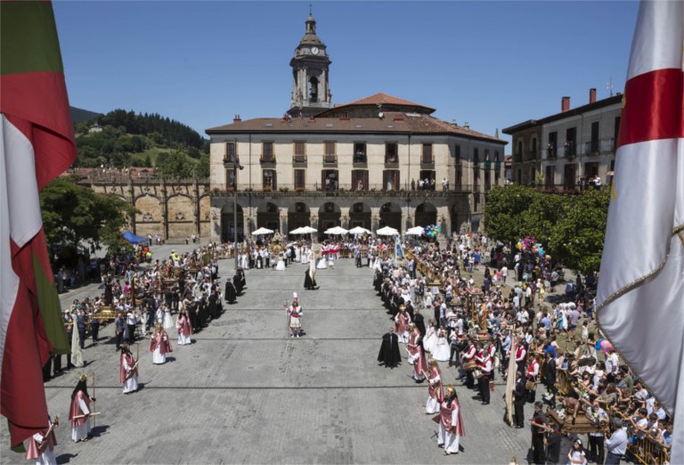 "Corpus Christi prozesioa tradizio, folklore, erlijio eta dantza nahasketa" argazki erakusketa