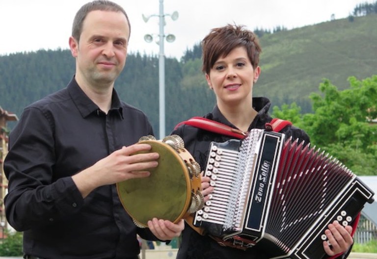 Elustondo anai arrebak trikitilariekin erromeria