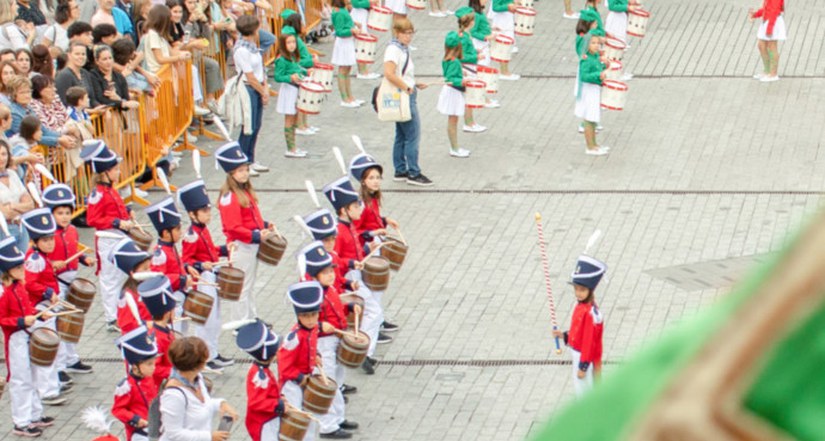 Haurren Danborrada, Musika Bandak lagunduta