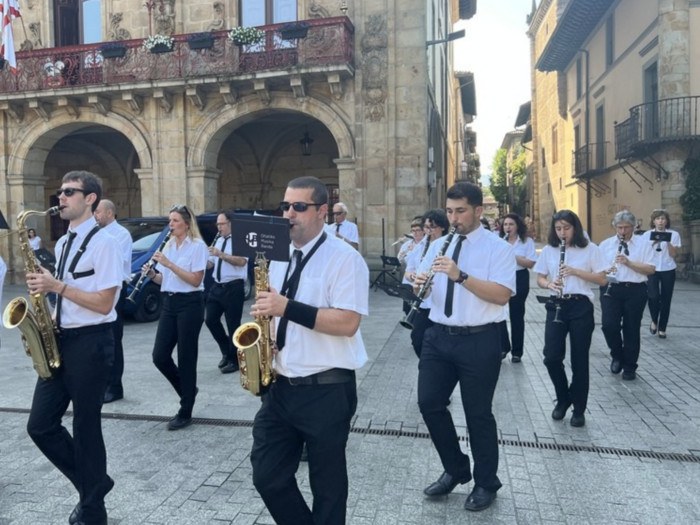 Musika Bandaren kalejira eta kontzertua