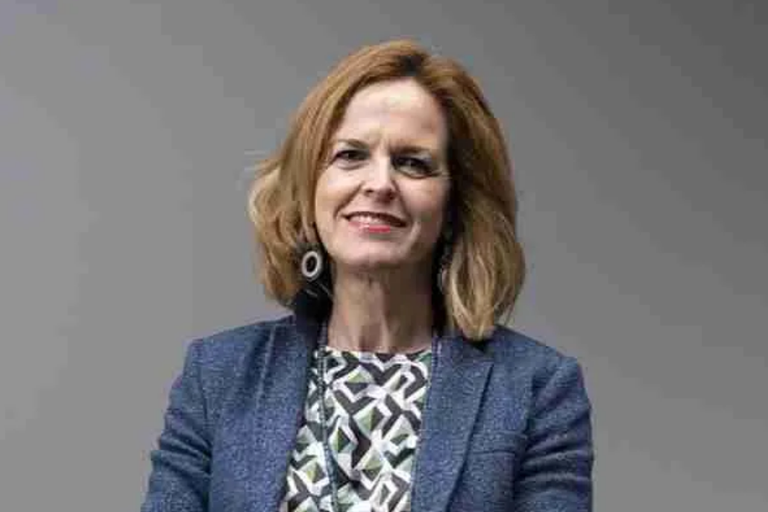 Aro digitalean haztea: pantailak, sare sozialak eta nerabeen garapena