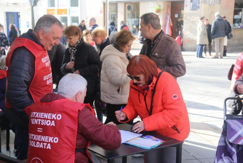 1.028 sinadura bildu dituzte Oñatin, gutxieneko pentsioak 1.080 eurora osatzeko eskaera babestuz