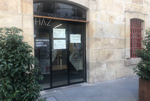 124 lagun aurkeztu dira lau administrari eta HAZeko arduradun plazetara