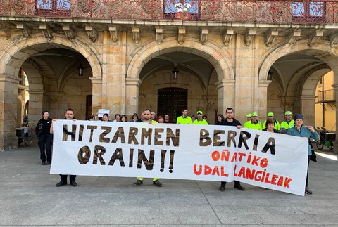 15 minutuko elkarretaratzeak egiten hasi dira udal langileak, lan hitzarmen berria eskatuz
