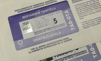 9 alta eta 8 baja eskaera jaso dira “Bertakoak” guneetan aparkatzeko txartelen eguneratze epean