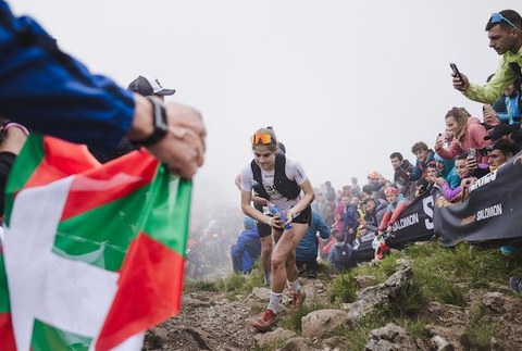 Aitzol Guridik, Pablo Arejolaleibak eta Unax Arregik eskuratu dituzte Zegama-Aizkorri mendi maratoirako udalaren dortsalak