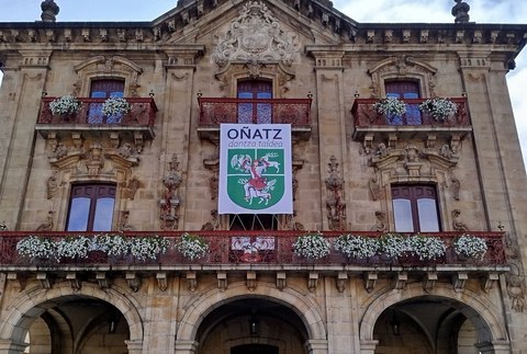 Armarri berritua aurkeztu du Oñatz dantza taldeak