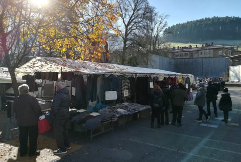 Arropa eta ehunkien azoka lekuz aldatuko da, plaza ondoko gunearen egokitze lanak direla eta