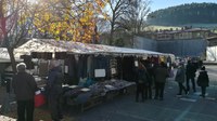 Arropa eta ehunkien azoka plaza ondora itzuliko da larunbatean