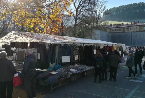 Arropa eta ehunkien azoka plaza ondora itzuliko da larunbatean