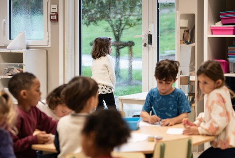 Ate irekiak, bisitak eta elkarrizketa pertsonalizatuak egiten ari dira herriko ikastetxeek