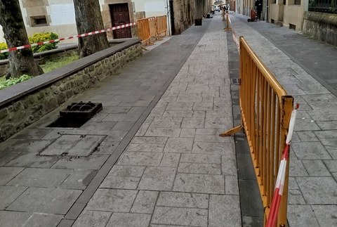 Atzeko kaleko trafikoa mugatu egin da goizean, argindar azpiegitura lanak egiteko