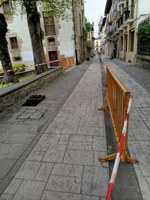Atzeko kaleko trafikoa mugatu egin da goizean, argindar azpiegitura lanak egiteko
