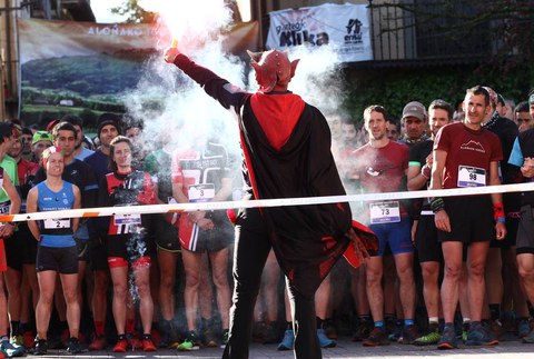 Auritz Larrea Elorzak eta Jose Antonio Fernandez Patok eskuratu dituzte Aloñako igoerarako udalaren dortsalak