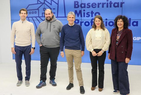 Azkontegi baserriko Mikel Igartuak bat egin du Aldundiaren Baserritar Misto Profesionala programarekin