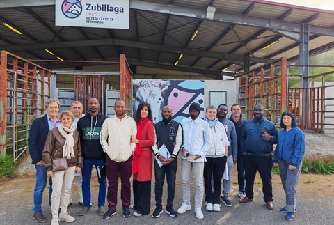 Boli Kostako ordezkaritza bat Zubillagako hiltegian izan da