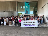 Elkarretaratzea egin da Enpresagintza fakultatean, ostiral arratsaldeko sexu erasoa gaitzetsiz