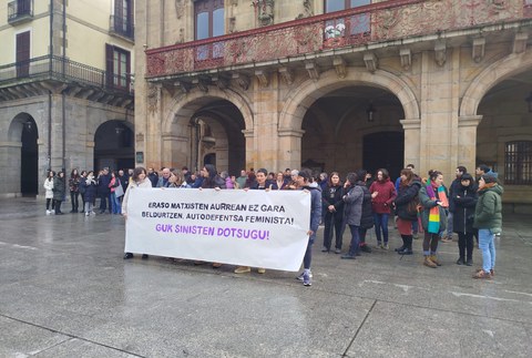 Elkartasun elkarretaratzea egin zen atzo