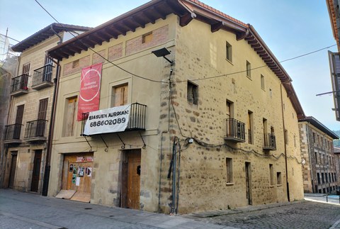 Emakumion etxerako altzari hornidura kontratatu berri da