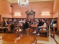 Etxez etxeko laguntza zerbitzuaren kontratazioa eta hiru adierazpen edo mozio-idatzi aztertuko dira gaurko Osoko Bilkuran