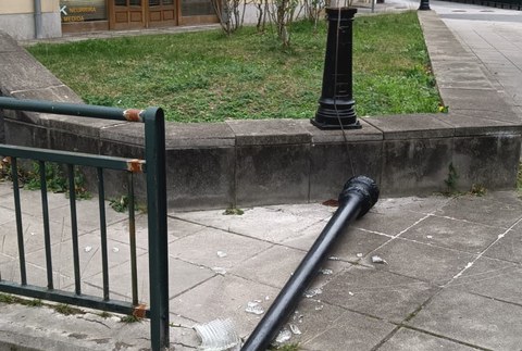 Farola bat bota zuen haizeak atzo Ramon Irizar kalean