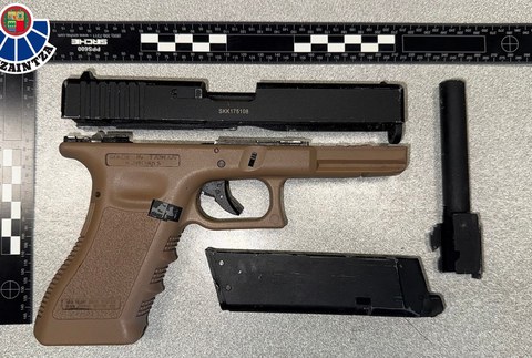 Gezurrezko pistola batekin mehatxatu zuen gizon bat atxilotu zuen Ertzaintzak igandean