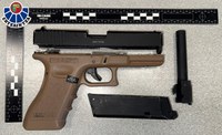Gezurrezko pistola batekin mehatxatu zuen gizon bat atxilotu zuen Ertzaintzak igandean