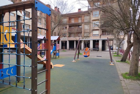 Hainbat konponketa lan egin eta elementu berriak jarri dira bi haur jolaslekutan