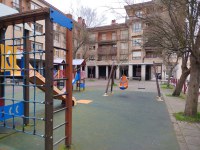 Hainbat konponketa lan egin eta elementu berriak jarri dira bi haur jolaslekutan