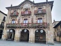 Hasi dira Gabonetako argi apaingarriak jartzen