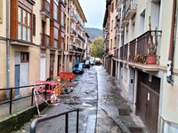 Hasi dira Mendiko kaleko irisgarritasuna hobetzeko berrurbanizatze lanak