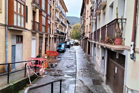 Hasi dira Mendiko kaleko irisgarritasuna hobetzeko berrurbanizatze lanak