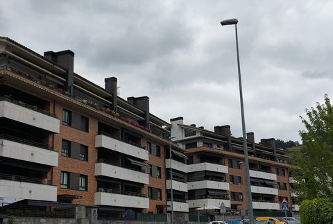 Hasi dira Oñatiko argiteria publikoa berritzeko lanak egiten