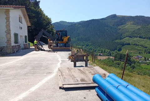 Hasi dira ur hornidura hobetzeko lanak egiten Urrutxuko deposito inguruan
