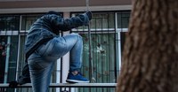 Hutsik dauden etxebizitza edo lokalak zaintzapean mantentzeko gomendioa zabaldu da udaltzaingotik