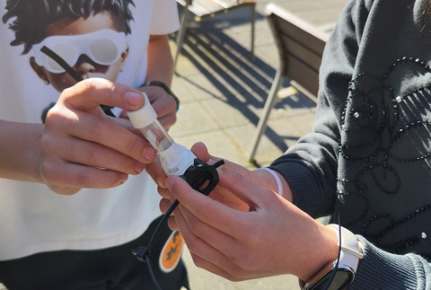 Ikastetxeen inguruko airearen kalitatea neurtzen ari dira herriko ikasleak