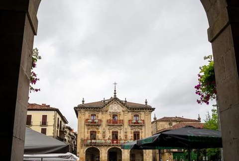 Informatika laguntzailea eta kale garbiketako pioi gidaria aldi baterako kontratatu nahi ditu Udalak