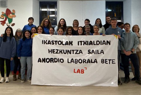 Itxialdia egin dute Txantxiku Ikastolan bart, Jaurlaritzari lan akordioa betetzea eskatzeko