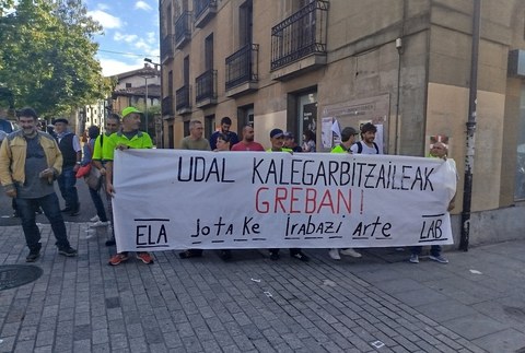 Kale-garbitzaileek greban jarraitzen dute