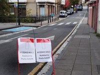 Kalebarriara sartzeko behin behineko bidea egokitu da Portu kaletik behera