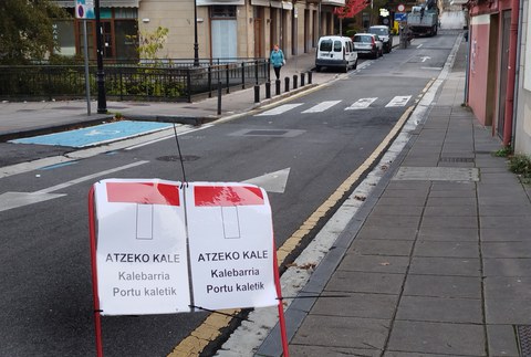 Kalebarriara sartzeko behin behineko bidea egokitu da Portu kaletik behera