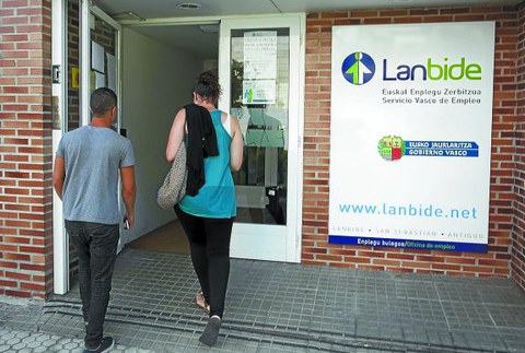 Langabezia jaitsi egin da gurean, hirugarren hilabetez jarraian