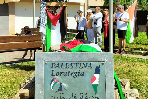 Loiuko gertaerak eta herri ekimen eta mobilizazioak kriminalizatzea salatu ziren Palestina lorategia izendatzeko ekitaldian