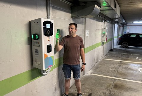 Lurrazpiko aparkalekuetan egokitu diren kargagailu elektrikoak erabilgarri daude jada