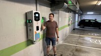 Lurrazpiko aparkalekuetan egokitu diren kargagailu elektrikoak erabilgarri daude jada