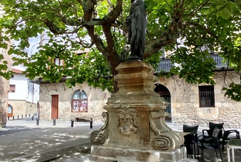 Maiatzaren 1a plazako iturria berritu dute