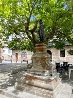 Maiatzaren 1a plazako iturria berritu dute